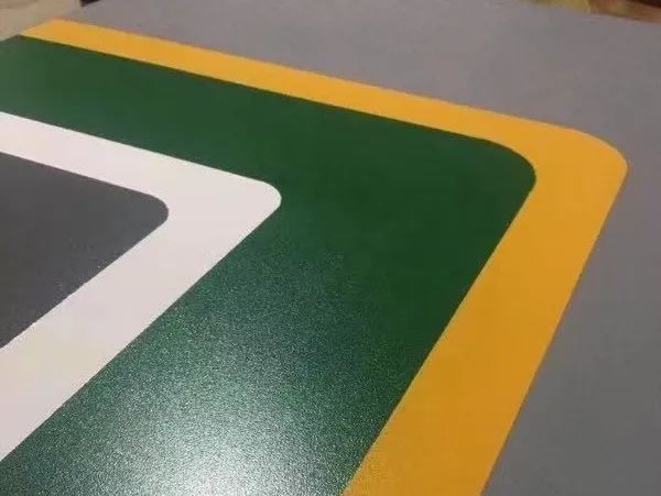 地下停車(chē)場(chǎng)無(wú)振動(dòng)防滑坡道施工流程分享，地下車(chē)庫(kù)水性防滑坡道