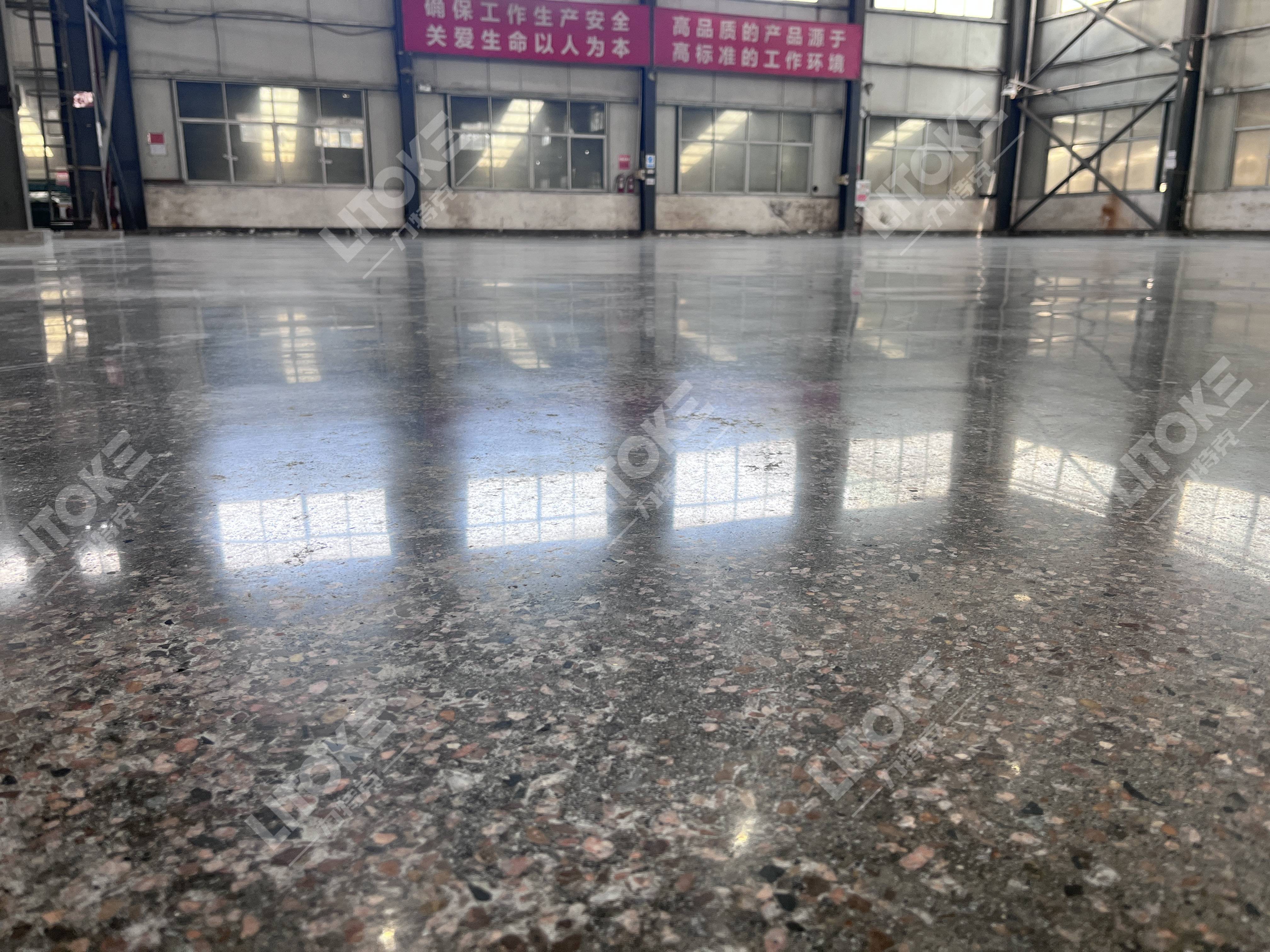 金剛砂耐磨地坪VS密封固化劑地坪，工廠車間選哪個(gè)更劃算？